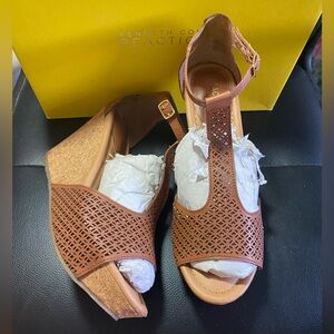 Kenneth Cole Sole Tan Platform Wedge Sandals Toffee Caramel Size 8.5